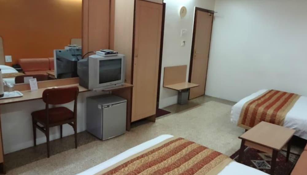 होटल Chateau Windsor - Marine Drive 3*